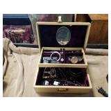 Jewelry box and jewelry