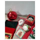 Table cloth, 2 stockings and d?cor