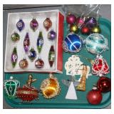 NS: TRAY LOT OF CHRISTMAS ORNAMENTS