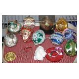 NS: TRAY LOT OF CHRISTMAS ORNAMENTS