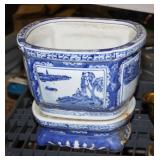 NS: PORCELAIN PLANTER W/ BASE - 9" TALL