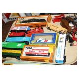 NS: HO TRAIN LOT W/ 1 ENGINE & TRANSFORMER