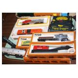 NS: HO TRAIN LOT W/ 1 ENGINE & TRANSFORMER