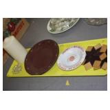 NS: TRAY LOT W/ ADVERTISING ASHTRAY, TRIVETS &