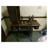 BEAUTIFUL ANTIQUE SEWING MACHINE