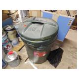Plastic trash can