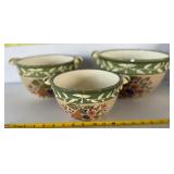 Kitchen mixing bowls