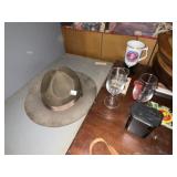 Vintage US Campaign Hat & USMC Decor in Grp