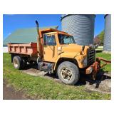 International S1900 dump truck