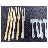 VINTAGE MOTHER OF PEARL CAVIAR SPOONS W/ BAKELITE
