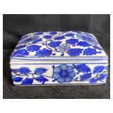 CHINESE PORCELAIN TRINKET BOX