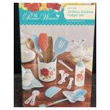NIB PIONEER WOMAN 20-PIECE KITCHEN GADGET SET