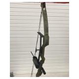 BEAR COMPOUND BOW BLACK BEAR W/ QUIVER