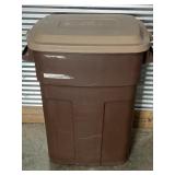 RUBBERMAID ROUGHNECK TRASH CAN W/ LID
