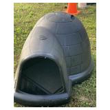 LARGE PETMATE INDIGO IGLOO-STYLE HEATED DOG HOUSE