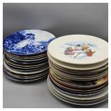 27- CHRISTMAS CLASSIC COLLECTION OF AVON PLATES