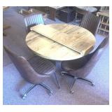 Kitchen table w/1 leaf  4 matching rolling chairs