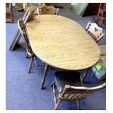 Dining room table w/4 chairs 2 leaves
