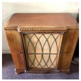 Vintage victrola stereo/record player/cabinet