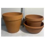 Clay & plastic flower pots