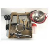 Kitchen utensils/measuring cups/strainer/bowls