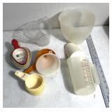 Measuring cups Tupperware/other