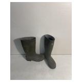 Size 8 slip on rubber work boots
