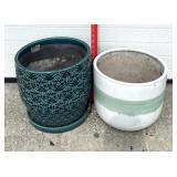 2 large outdoor plant pots