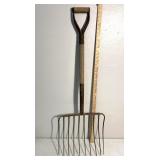 Ten tine pitchfork, short handle