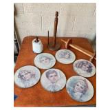 6 Decorative Plates and Wooden Paper Towel & Toile