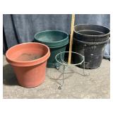 5 Plastic Planters and Wire Base