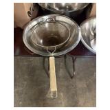 1 LOT (2) MIXING BOWLS AND (1) HAND SIFTER