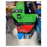 1 LOT (1) MEMBERS MARK WHITE 600 PLASTIC KNIVES.(1