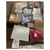 1 LOT OF MIXED ITEMS (CANDLES,GRAD DECOR,INVITATIO