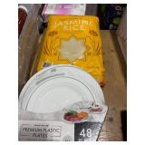 1 LOT (2) MEMBERS MARK PREMIUM PLASTIC PLATES.(1)