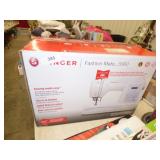 SINGER 5560 SEWING MACHINE IN THE BOX SINGER 5560 SEWING MACHINE IN THE BOX
