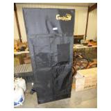 GORILLA GROW TENT WITH LIGHT INSIDE