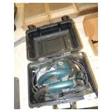B&D 7 1/4" POWER SAW WITH CASE AND NEW BLADES