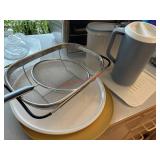 Trays, containers, strainers and more (kitchen)
