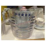 3 measuring cups (kitchen)