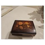 Small wooden jewelry box, plays