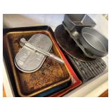 Bakeware Drawer lot                 (kitchen )