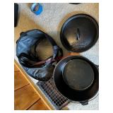 Ridgeway by Kelty cast iron Dutch oven with legs