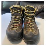 Menï¿½s hiking shoes size 9 1/2 (living room)
