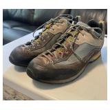 Menï¿½s Hiking shoes size 10(living room)