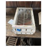 Pet travel carrier (barn)