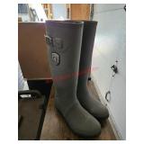 Kamik rubber boots, size 8 - garage