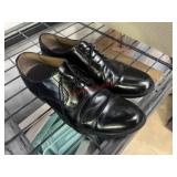 Mens SZ 9 Leather Shoes with insoles (See Photos)