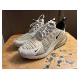 Nike Air Max 270  size 9(In tote)