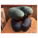 Travel pillow (in tote)